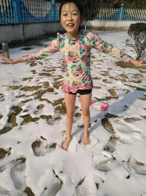 雪地里光着脚丫～爽歪歪
