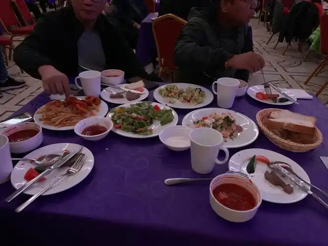 晚上我们兄弟四人,在套娃酒店的演艺大厅里,一边吃着俄罗斯大餐一边