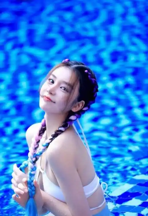 邱意浓晒泳衣写真,凸显了美貌,美腿和美腹,充满灵气,太迷人了_照片