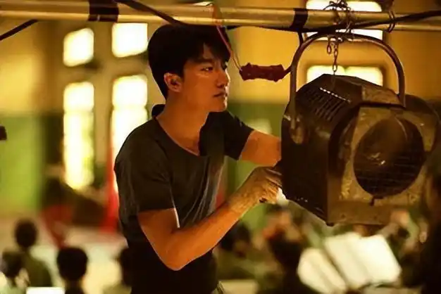 夏日可以看看黄轩演的芳华,穿越到四十年前的清凉感