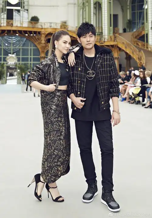 4日,昆凌罕见在微博晒出与周杰伦合照,并称:"微博po的稍晚了一点,但是