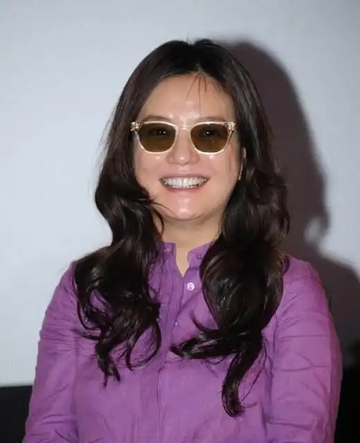 赵薇还是瘦一点好看,穿"鸳鸯"外套走机场太吸睛,嘻哈风很减龄