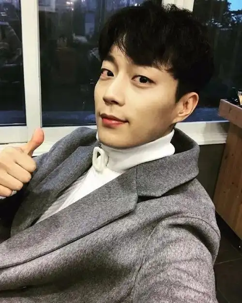 男朋友发了一张自拍问候