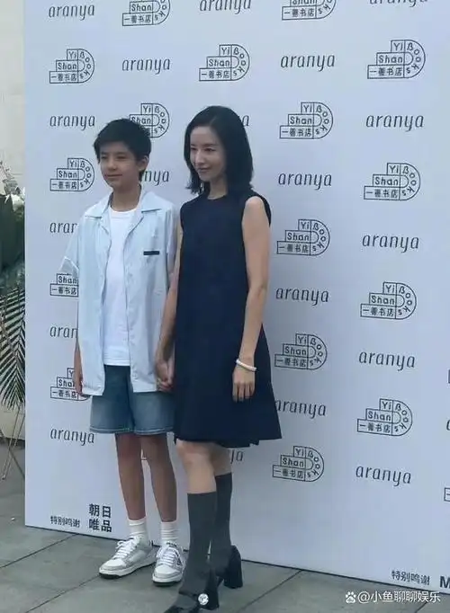 董洁带13岁儿子参加活动13岁顶顶长成翩翩少年好像爸爸潘粤明