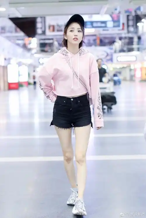 佟丽娅穿粉色卫衣搭配黑色牛仔短裤现身机场,肤白貌美笑容甜美!