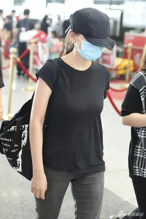 热依扎落选白玉兰视后惹网友意难平 低调现身机场走路带风