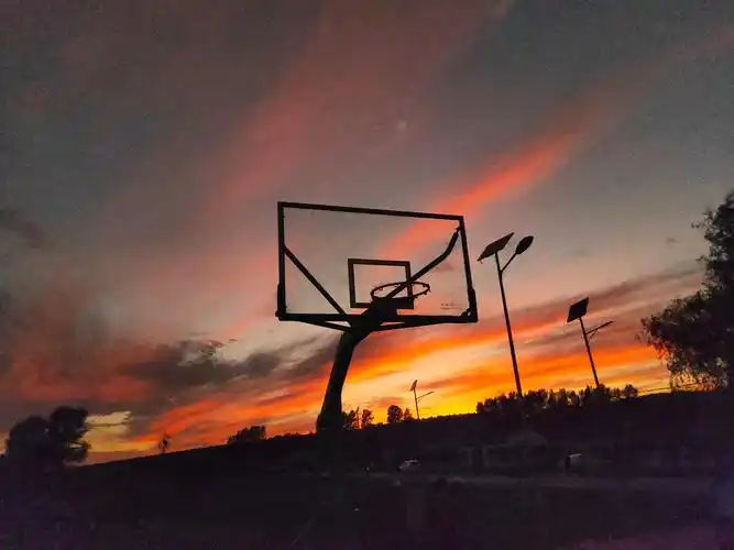 傍晚的夕阳与球场真的是绝配 - 小程不会打篮球 - 图虫