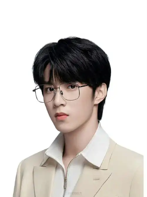 内娱男明星的证件照#业内认证的05后大电影脸～@时代少年团-刘耀文