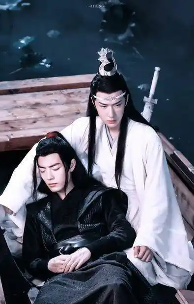 酷盖王一博,有时候很甜很调皮很可爱,原来他很早就懂借位吻了啊_肖战