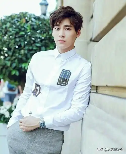 李易峰新年发型成为亮点,纹理烫成为男神必备造型手法,值得借鉴