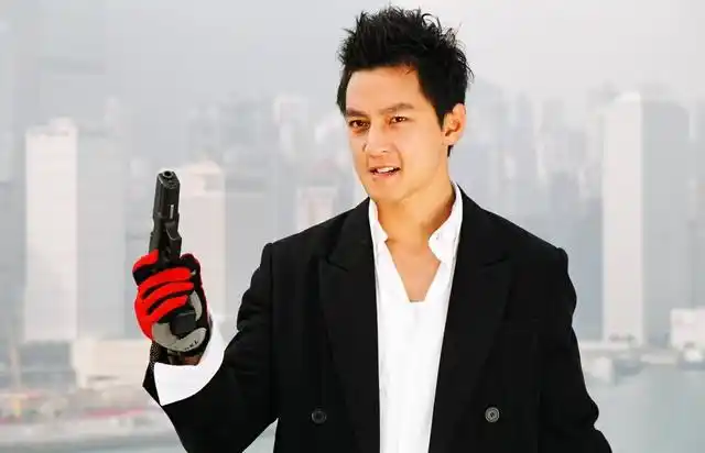 男生围浴巾不掉的各种方法,男生怎么围浴巾不会掉图解(《除暴》吴彦祖