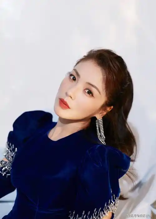 刘涛一袭幽蓝色闪钻礼服裙出镜气质高贵美艳动人