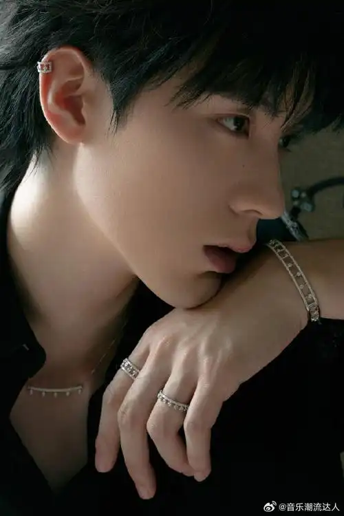 #周翊然袖子上两只老虎##周翊然帅的让人很放心#