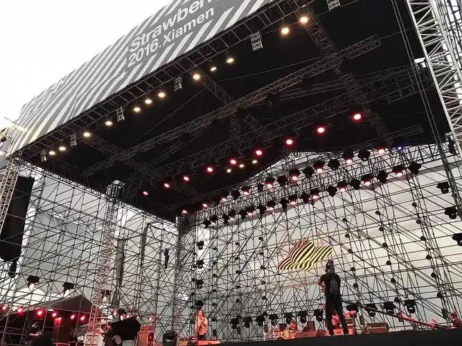 搭建了好多个不同风格类型的舞台 br> br>所以在现场会看到 br> br>一