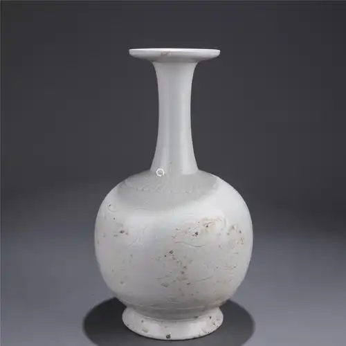 定窑白釉刻划花卉纹盘口长颈瓶