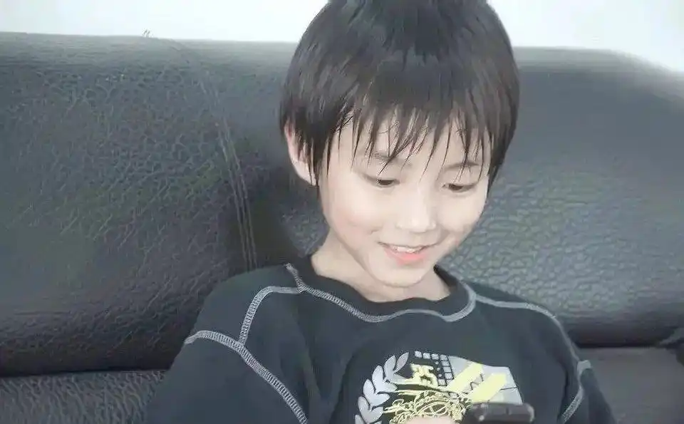 王俊凯童年图照合集 从小就拿捏着非凡气质的凯boss