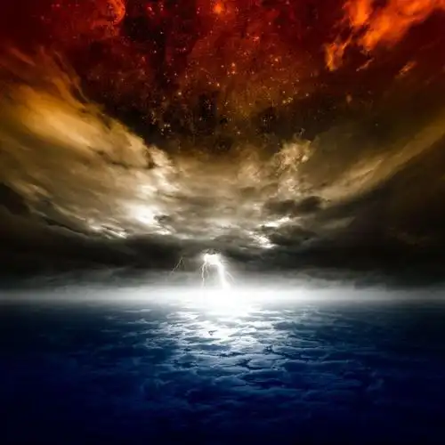 恐怖的末日灾难图片-天空中逼近的月亮和恐怖的闪电素材-高清图片