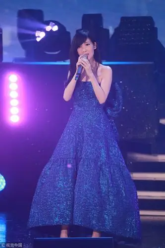 50岁周慧敏穿抹胸裙深情献唱 皮肤姣好美貌依旧
