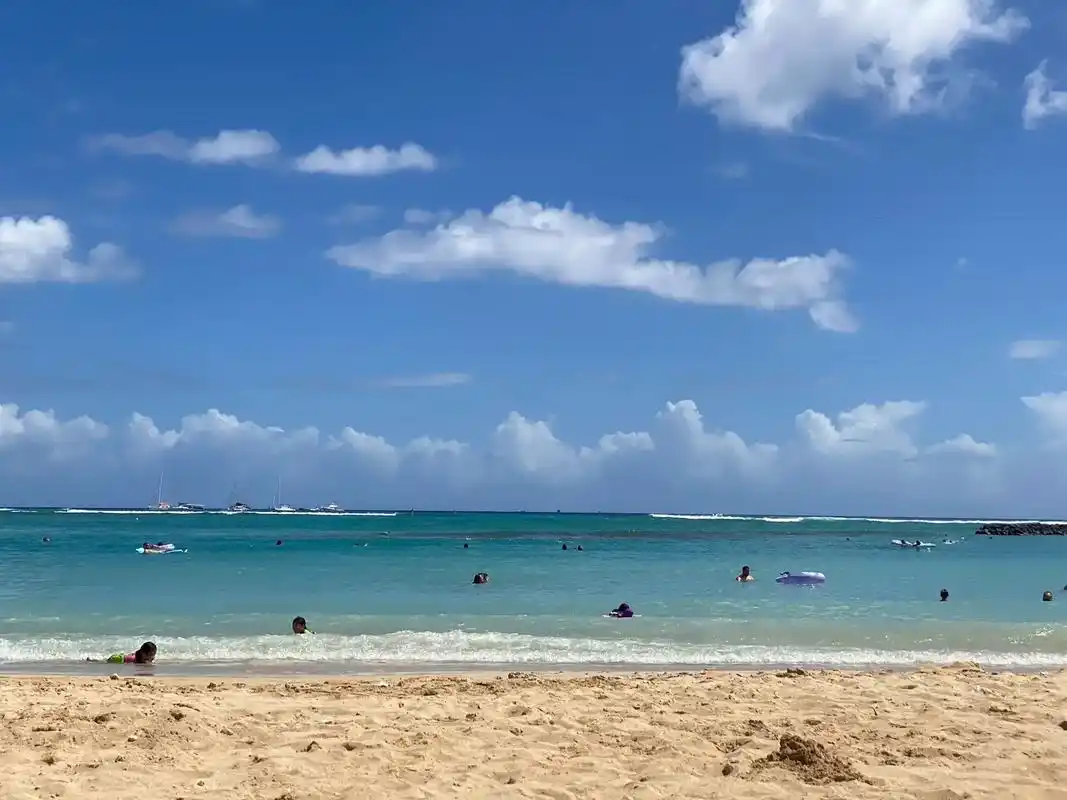 来夏威夷海滩遛弯中午以后天空很蓝.