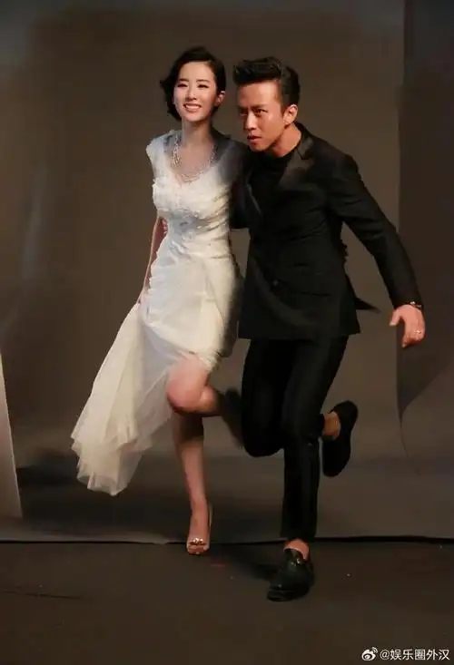 刘亦菲邓超11年前旧照##四大名捕时期的刘亦菲邓超