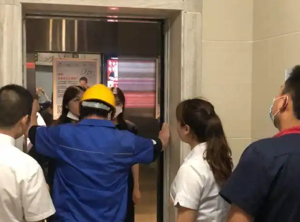 成都温江开展电梯应急救援演练