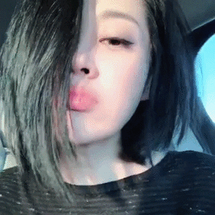 许晴自拍嘟嘴卖萌媚眼如丝很撩人