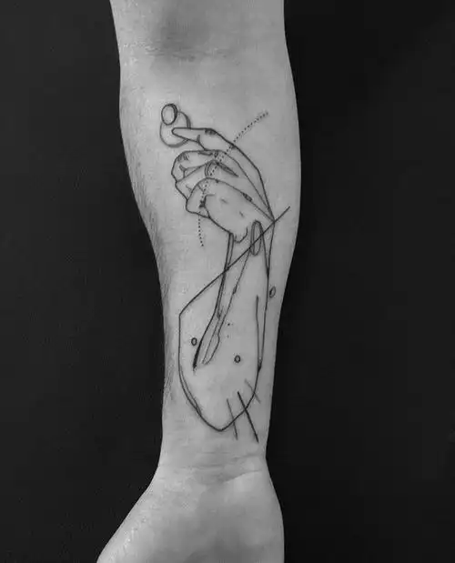 极简线条纹身男生手臂上极简线条纹身图案