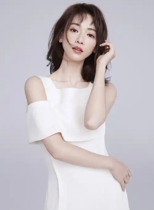 吴谨言生日大片曝光白色露肩长裙清新优雅