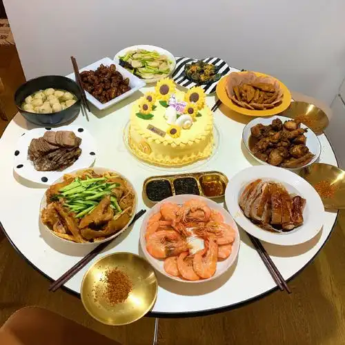 售楼处就送来了一个生日蛋糕,爸妈做了一大桌菜～还要谢谢朋友们&