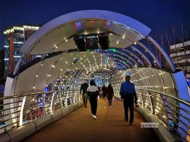 仁和人行景观天桥犹如一件巨大艺术品,从广华路跨越仁和路,连接周家冲