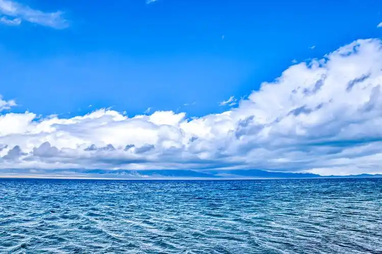 新疆博尔塔拉 早春的赛里木湖蓝色湖水 - 梦未止梦dreamcont - 图虫