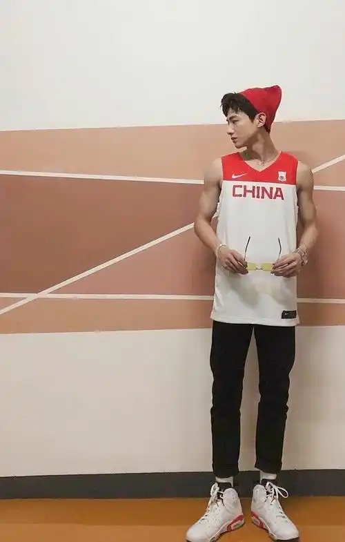 快来欣赏白敬亭的球衣杀穿上球衣,活力满满,少年感十足 !@白敬亭