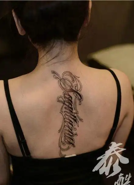 女人后背精美流行的花体字母纹身图片1