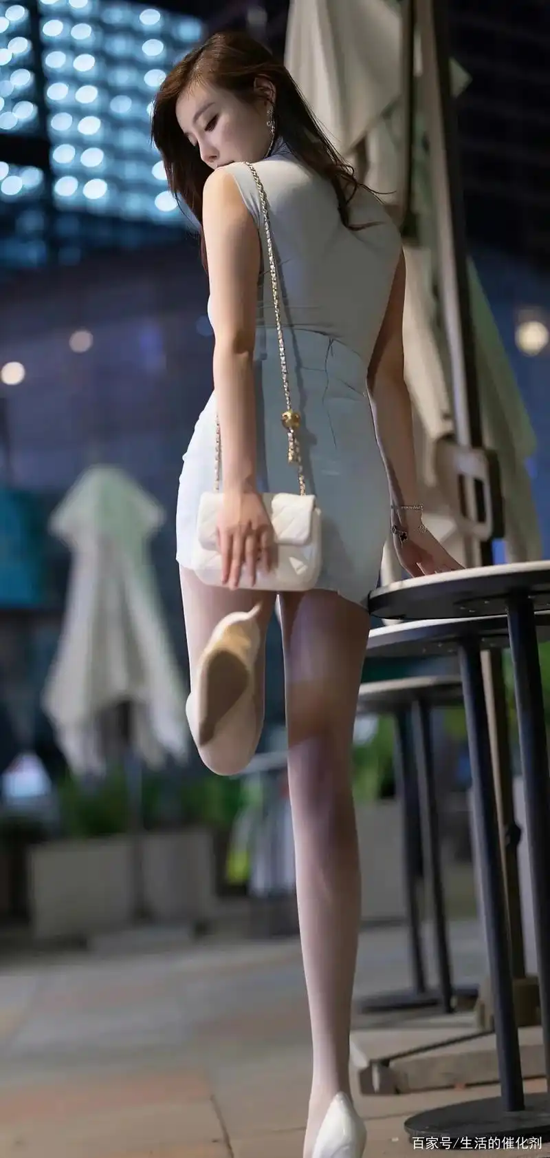 春日搭配之白色超短裙搭配时尚高跟鞋,尽显纤细修长腿型!