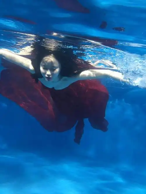 黄龄新单mv预告片出炉 水下八小时拍摄