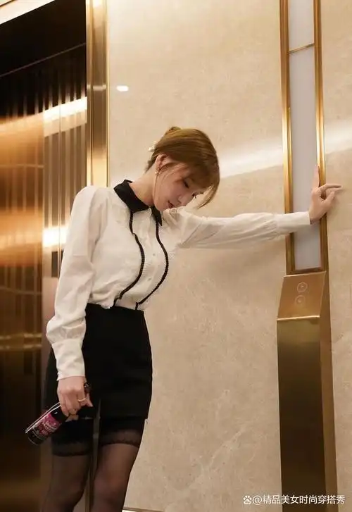 通勤时,白衬衫搭配黑色短裙,让你看起来更加自信和时尚