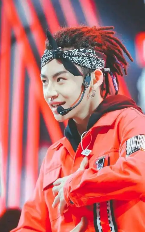 外表酷痞内心奶萌的实力偶像小鬼王琳凯