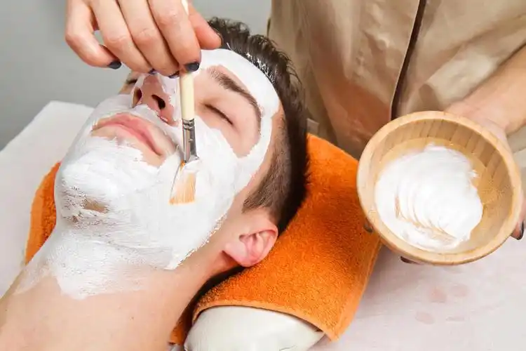 正在做面部皮肤管理敷面膜的男子面部清洁脸部