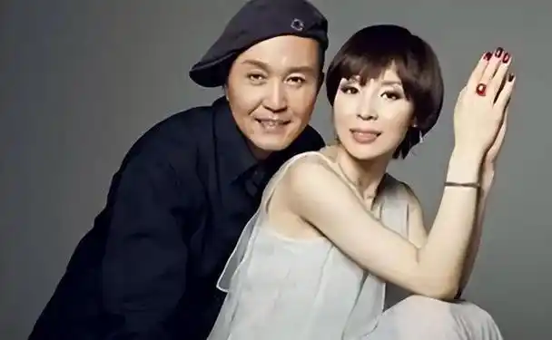 吴刚的妻子岳秀清也是一名优秀的演员.二人结婚三十余年,育有一子.