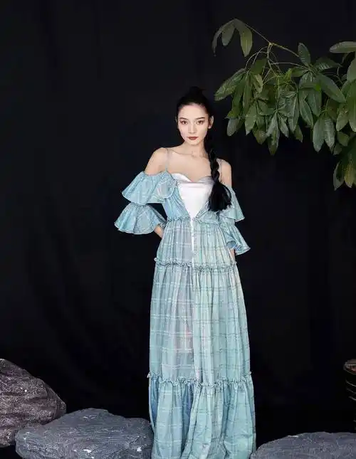 代斯穿天蓝色轻纱礼服,配丸子头姿态优雅_时尚_魅力_白色