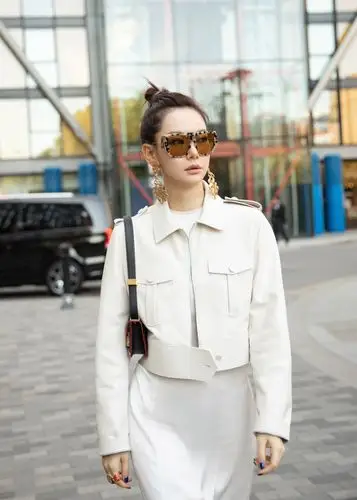 戚薇亮相伦敦时装周一身白色套装利落干练
