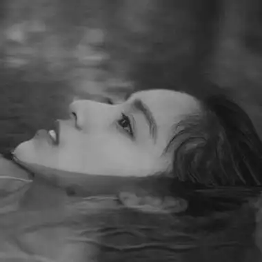 女生伤感头像黑白