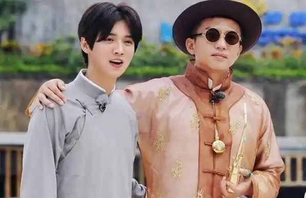 众所周知,邓超和鹿晗一直以父子相称,而关晓彤还是鹿晗的女朋友,这样