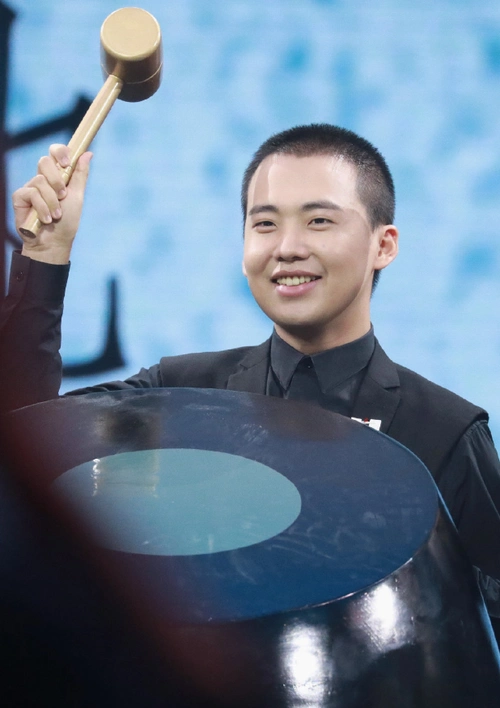 寸头果真检验男士颜值标准郭麒麟寸头暴露缺陷越来越像郭德纲