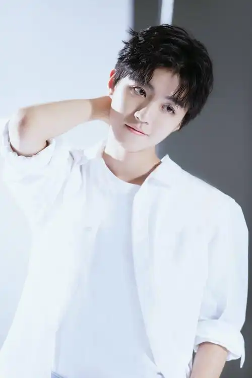 白衣少年王俊凯图照合集来袭清新帅气的王总迷人上线