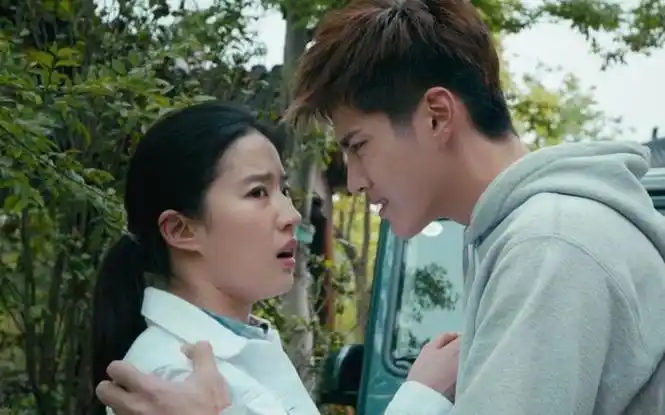 在一次采访中,刘亦菲说女演员不太喜欢亲吻吴亦凡,我以前和他一起工作