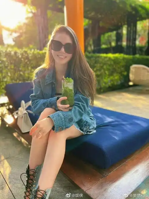 昆凌也是和大牙一起参加过陈建州主持的黑涩会美眉,幸好昆凌逃过一劫