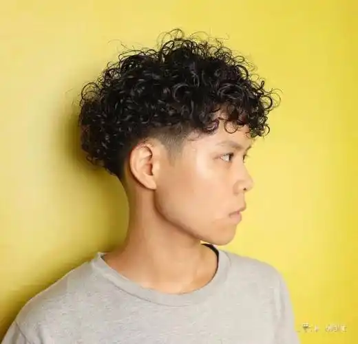 男士发型的烫发种类,首先按卷度分:可分为大卷(纹理烫,造型烫),中卷