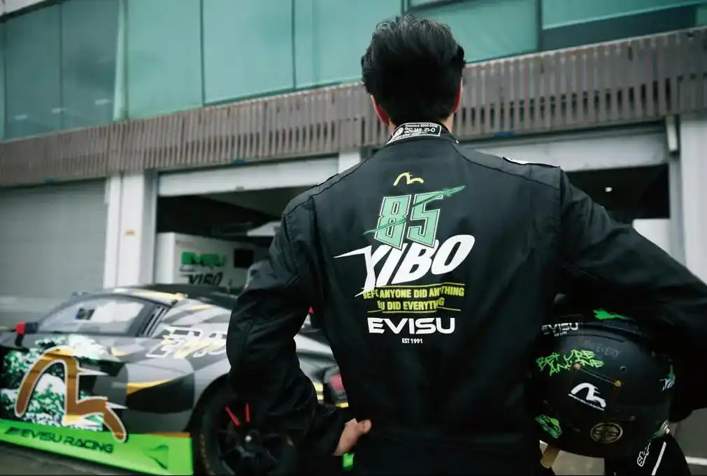 85.#王一博分享赛车照 #酷盖 #赛车手 #机车服 #太酷 - 抖音