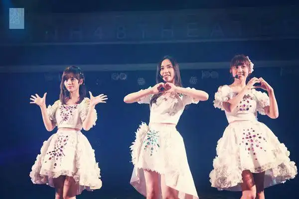 曾经的鞠婧祎也是一名小小的爱豆,在拥有百来名正式成员的snh48组合中